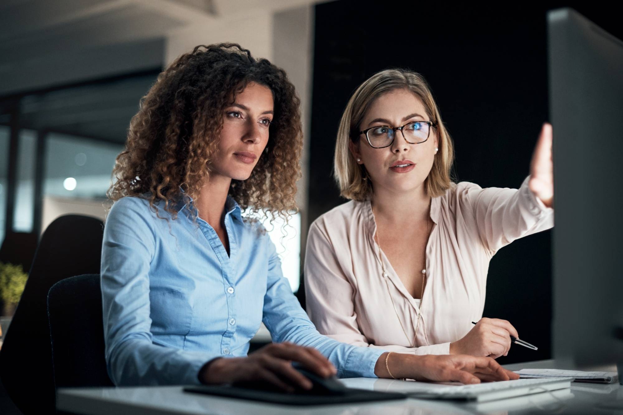 supervisor warning an employee about clicking links