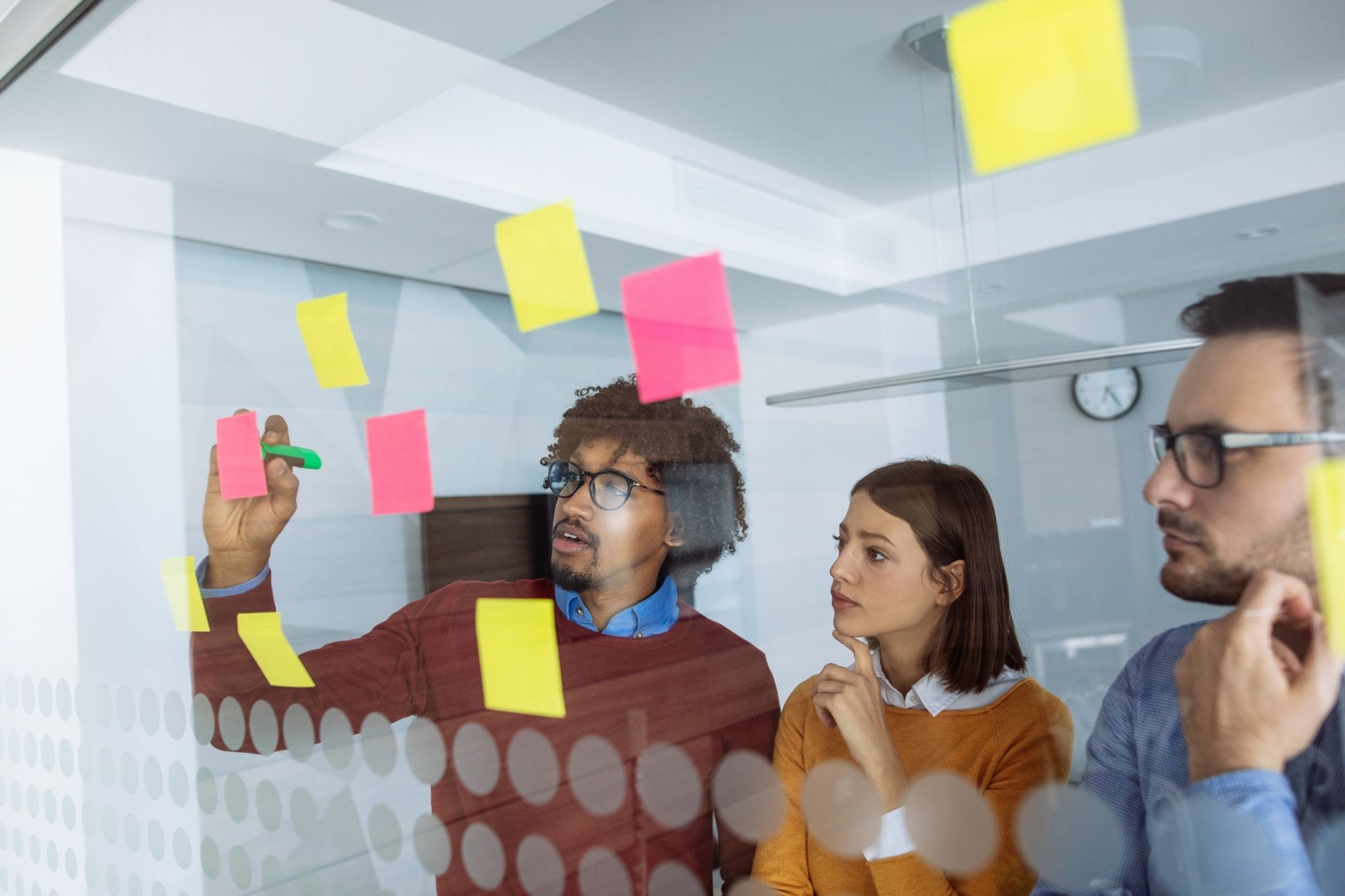 it officers writing plans in sticky notes