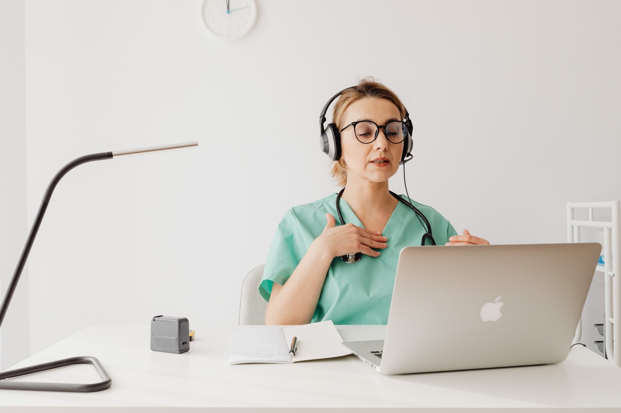 nurse talking to patients online