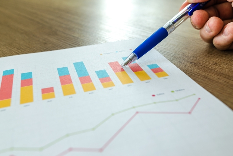 pen pointing at one of the bar graphs